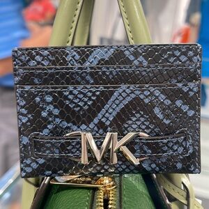 MICHAEL KORS
Reed Large Snakeskin Python Pattern Card Holder Case
Denim 
NWT